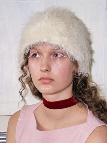 Sleek Hairy Beanie - poesiedame - Modalova