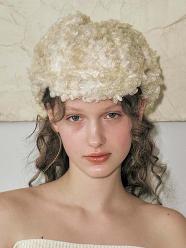 Curly Earflap Hat_Beige - poesiedame - Modalova