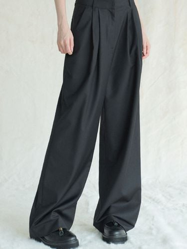 Two-Tuck Slacks (Black) - AVANDRESS - Modalova