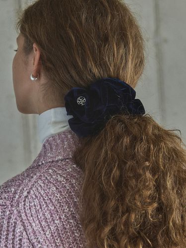 IHRS Logo Velvet Scrunchie_Navy - Ihr - Modalova