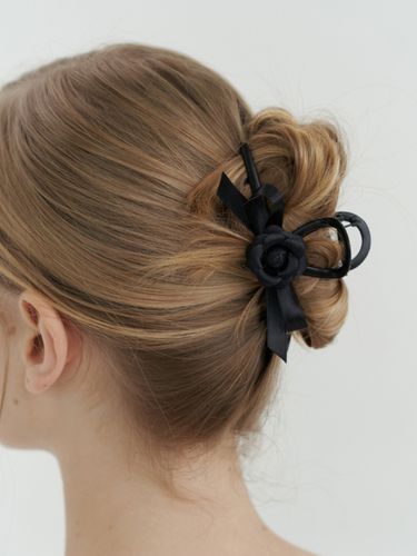 Camellia Double Ribbon Hair Claw - KINDABABY - Modalova