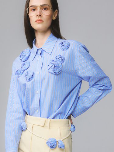 Rose Corsage Stripe Shirt_Blue - MOONSUN - Modalova