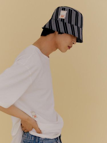 Label Seersucker Bucket Hat / Black Stripe - MOONSUN - Modalova