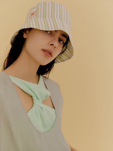 Label Seersucker Bucket Hat / Green Stripe - MOONSUN - Modalova