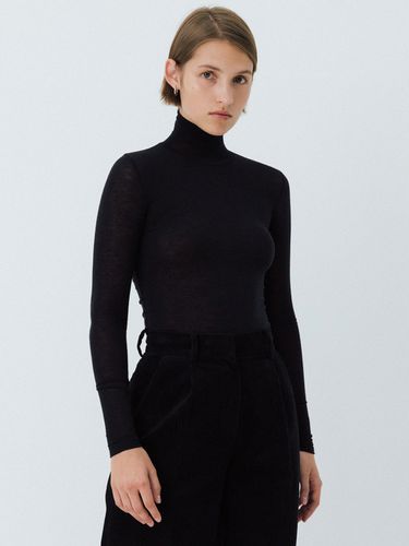 Signature Turtleneck Top (Black) - LE - Modalova