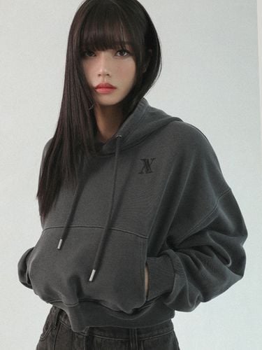 Av Logo Crop Hoodie (Pigment Black) - AVANDRESS - Modalova