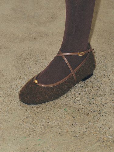 Dot X Strap Flat_Fur Brown - SALONDEJU - Modalova