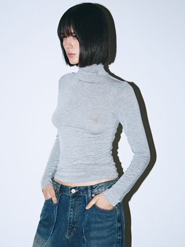 NN Logo Span Inner Turtleneck T-shirt_Gray - NICK&NICOLE - Modalova