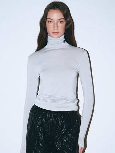 NN Logo Span Inner Turtleneck T-shirt_Light Gray - NICK&NICOLE - Modalova