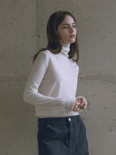 Superfine Merino Wool Turtleneck Knit Sweater - Siyazu - Modalova