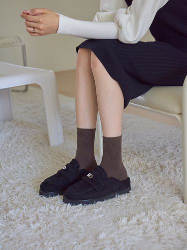 Suede Emblem Shearling Slipper_Black - FORMEL CAMELE - Modalova