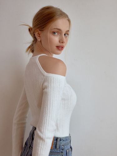 Betty Oepn Shoulder Knit - RE_L - Modalova