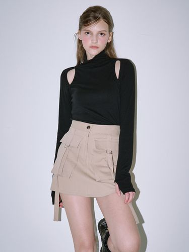 Cut Out Turtleneck T-shirt [Black] - Rosefrantz - Modalova