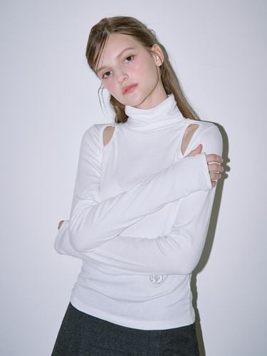 Cut Out Turtleneck T-shirt [White] - Rosefrantz - Modalova