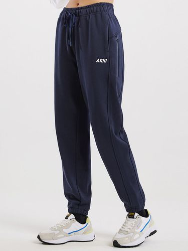 Light Moving Jogger Pants_Navy - AKIII CLASSIC - Modalova