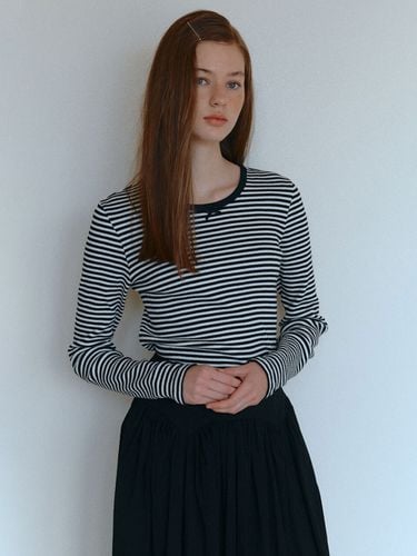 Stripe Ribbon T-Shirts (Black) - CELITAILS - Modalova