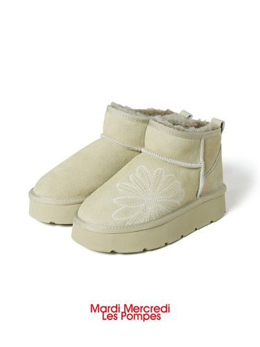 Classique Mini Ugg Boots - MARDI MERCREDI LESPOMPES - Modalova