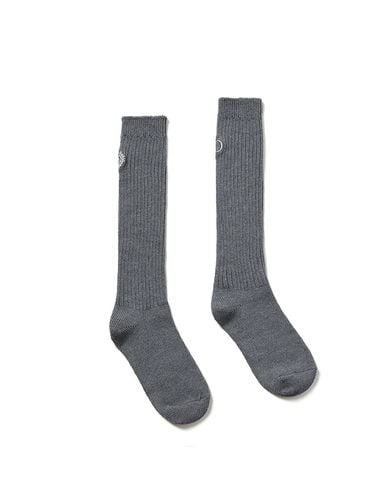 Long Socks MRD Logo_Charcoal Beige - MARDI MERCREDI - Modalova