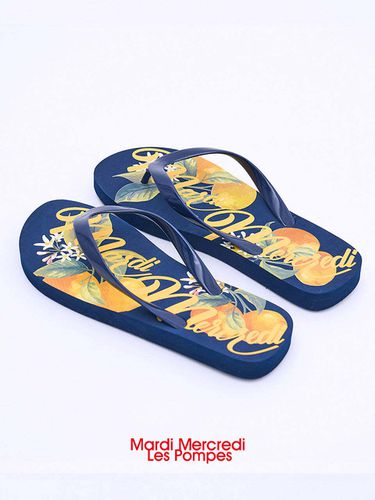 Grand Logo Flip Flops_Navy - MARDI MERCREDI LESPOMPES - Modalova