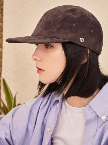 Square Suede Camp Cap_Brown - VARZAR - Modalova