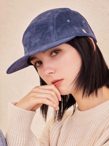 Square Suede Camp Cap_Navy - VARZAR - Modalova