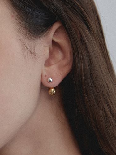 Bumpy Ear Jacket Earring - MIDNIGHT MOMENT - Modalova