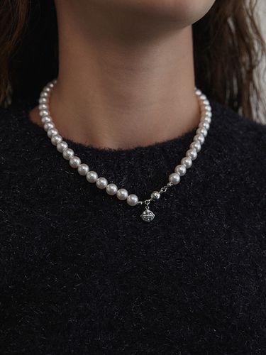 Magnet Pearl Basic Necklace - MIDNIGHT MOMENT - Modalova