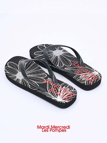 The Signature Flip Flops_Black - MARDI MERCREDI LESPOMPES - Modalova