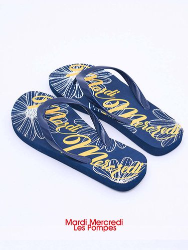 The Signature Grand Logo Flip Flops_Navy - MARDI MERCREDI LESPOMPES - Modalova