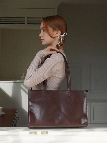 Glossy Venti Bag_Brown - around ann - Modalova