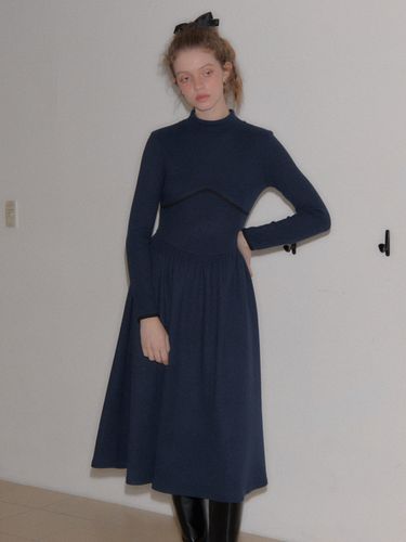 Line Point High Neck Dress - Navy - SALON DE YOHN - Modalova