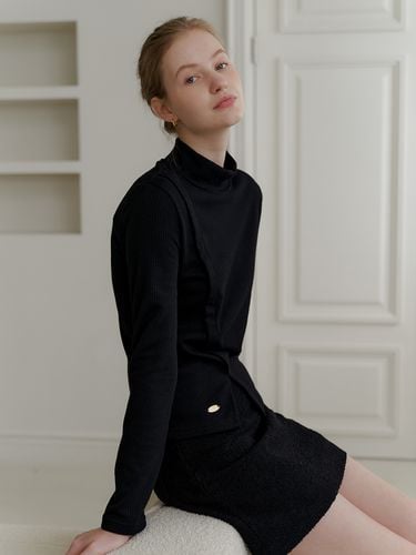 Slim Turtleneck T-Shirt - Black - YUPPE - Modalova