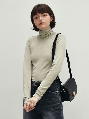 Soft Ribbed Turtleneck T-Shirt - LOEIL - Modalova