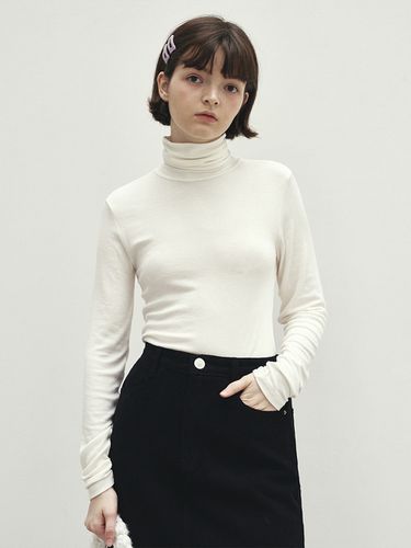 Soft Ribbed Turtleneck T-Shirt - LOEIL - Modalova