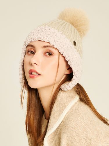 Hays Knit Trooper Beanie (2 Colors) - WHITE SANDS - Modalova