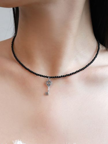 Onyx Antique Key Necklace - Less is more - Modalova