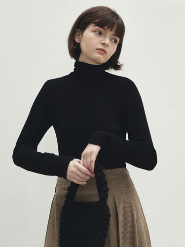 Soft Ribbed Turtleneck T-Shirt_Black - LOEIL - Modalova