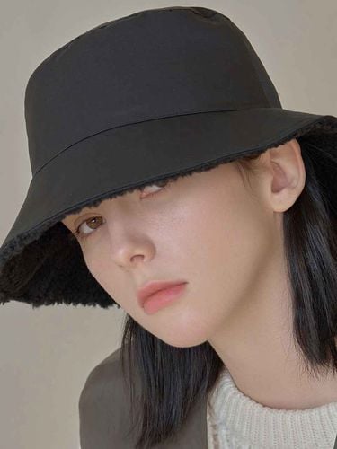 Square Label Reversible Bucket Hat (4 Colors) - VARZAR - Modalova