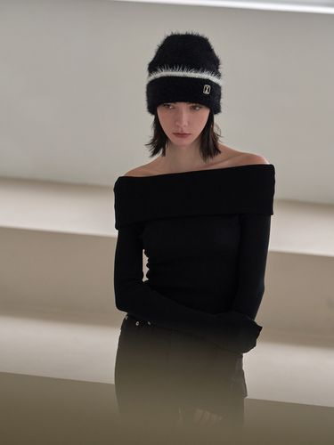 VA Square Stud Hairy Beanie - VARZAR - Modalova