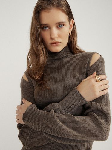 Cutting Half Turtleneck Knit_Brown - Lucirzu - Modalova