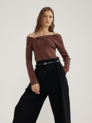 Drape Off-Shoulder Knit_Red Brown - Lucirzu - Modalova