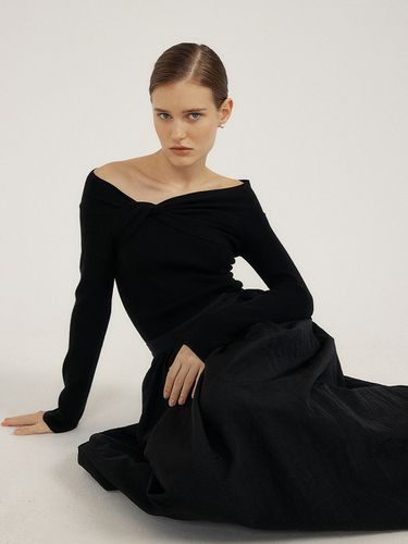 Drape Off-Shoulder Knit_Black - Lucirzu - Modalova