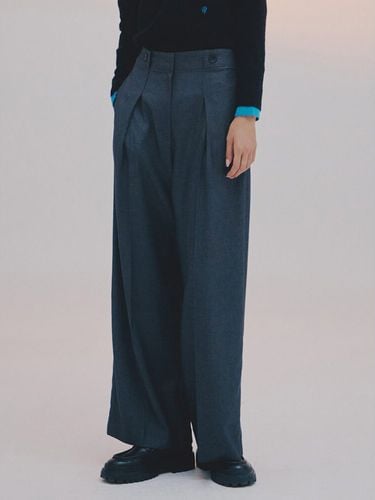 Button Point Curved Tuck Pants_Grey - kuho plus - Modalova