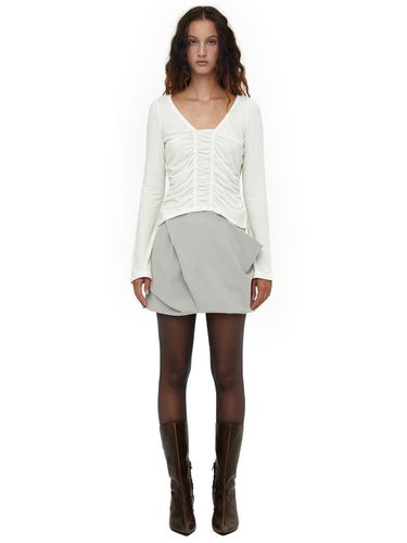 Twist Volume Mini Skirt_Beige - CERRIC - Modalova