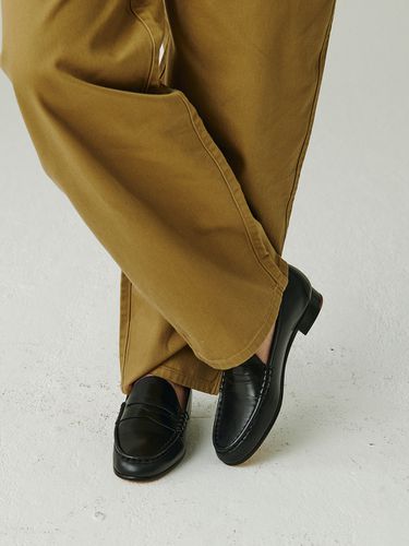 Daria Signature Loafer_Black - OLD HANDS CARVED - Modalova