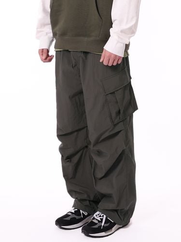 Nylon Wide Parachute Cargo Pants_Charcoal - THAT`S IT - Modalova