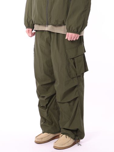 Nylon Wide Parachute Cargo Pants_Khaki - THAT`S IT - Modalova