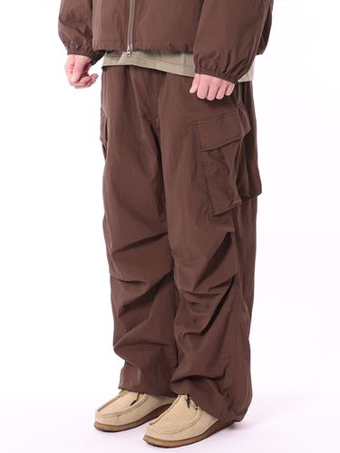 Nylon Wide Parachute Cargo Pants_Brown - THAT`S IT - Modalova