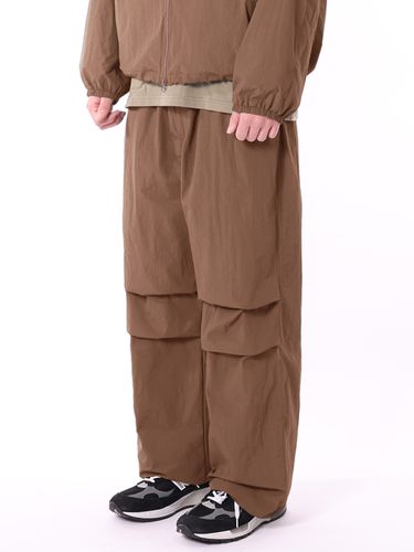 Nylon Wide Parachute Pants_Brown - THAT`S IT - Modalova