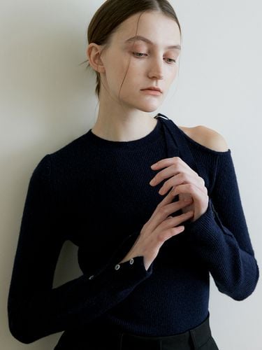 One Shoulder Button Cuffs Knit_Navy - ourcomos - Modalova